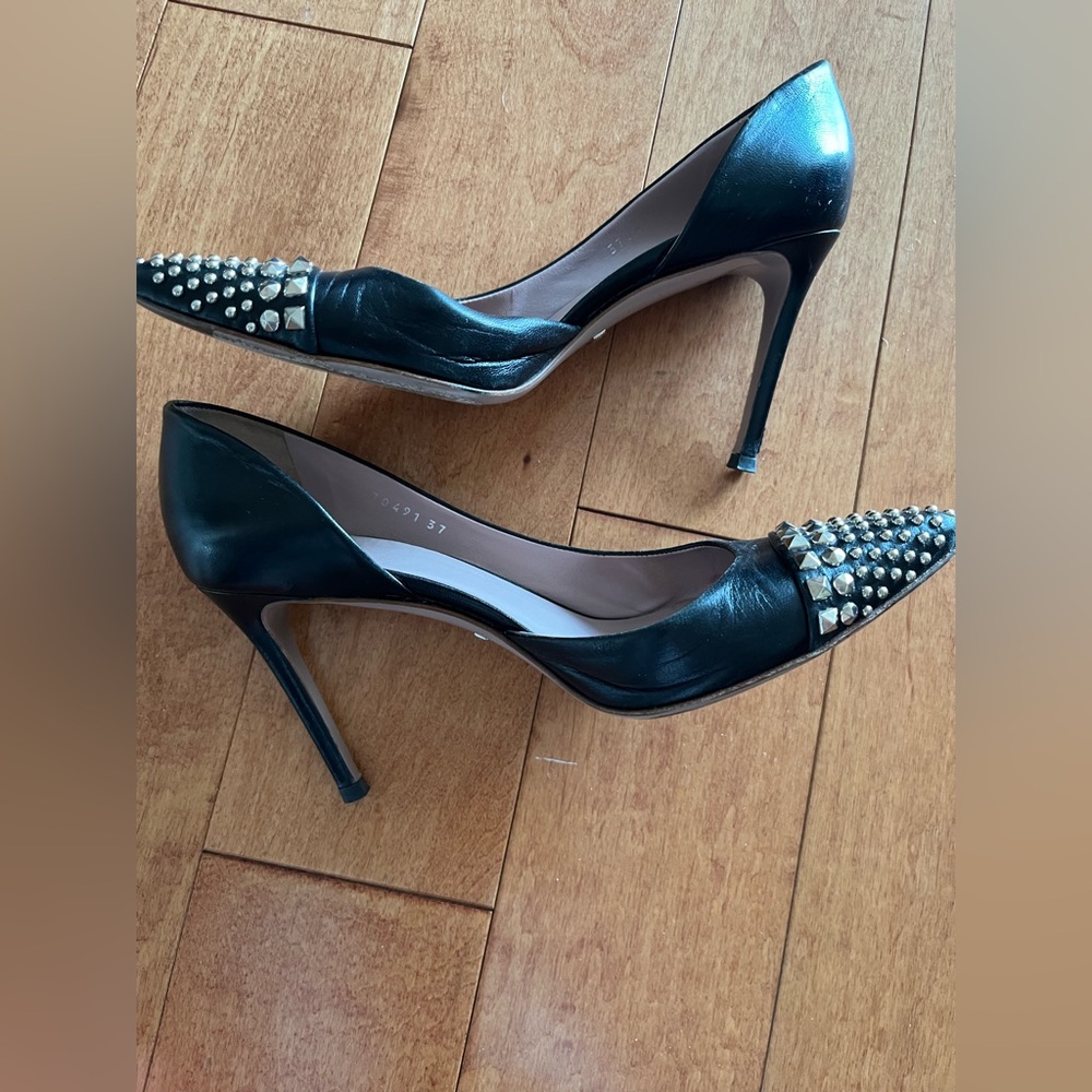 Gucci authentic studded black leather pump - Picture 2 of 16
